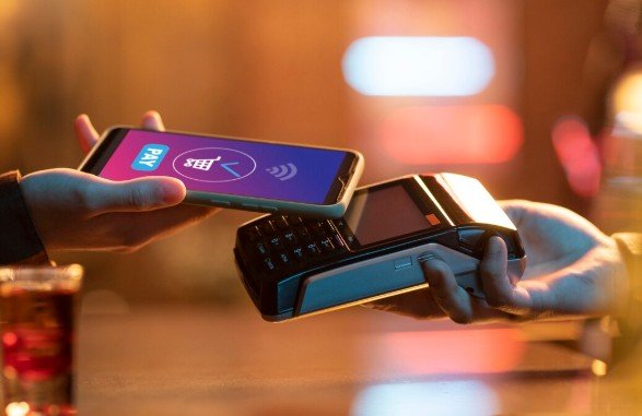 Digital Wallets and Contactless Payments While Traveling Made Simple