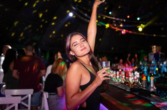 How to Experience Nightlife Safely in New Cities (Step-by-Step Routine)