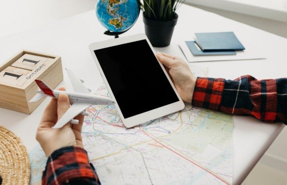 How to Use AI Tools to Plan Smarter Travel Itineraries Without Overplanning