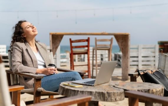 Managing Remote Work While Traveling Abroad (Step-by-Step Routine)